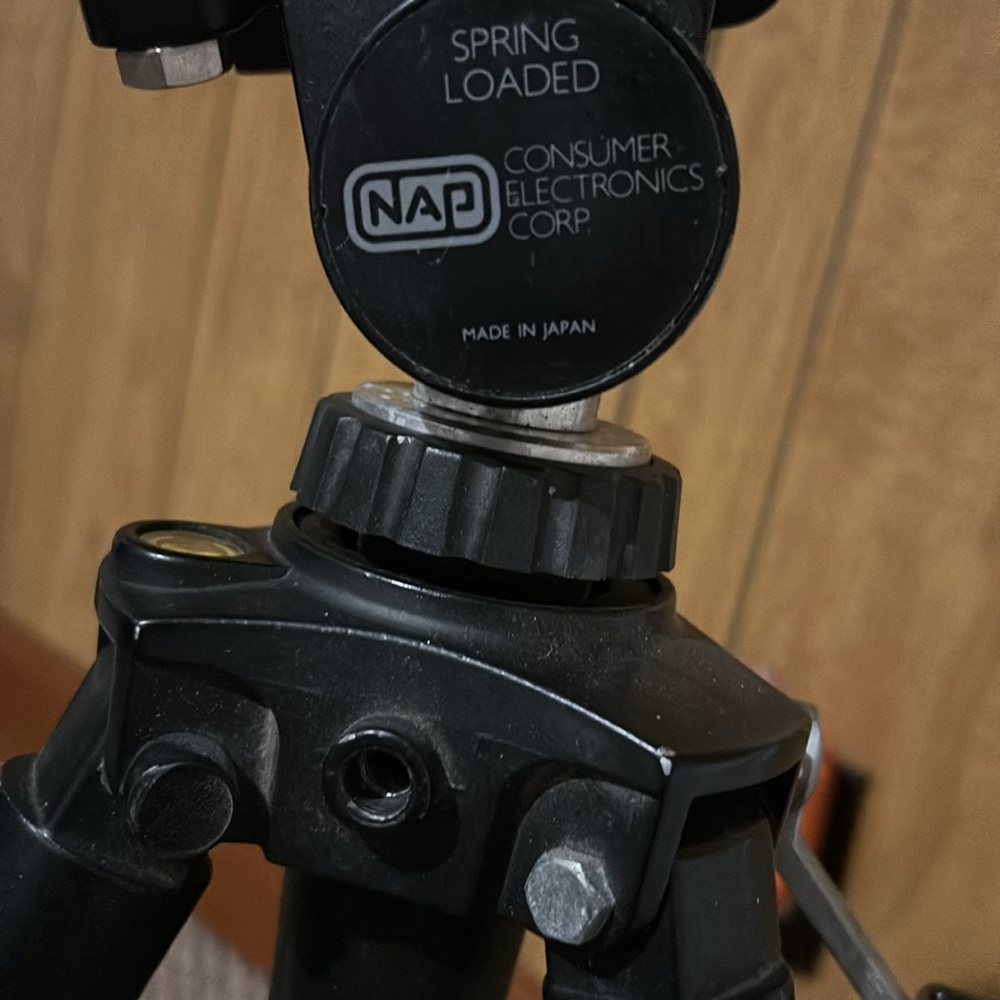 Practically new tripod - Picture 2 of 6